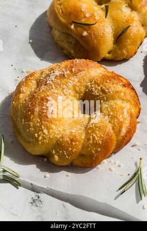 Goldene Brezel mit Parmesankäse, gebacken zu einem perfekten Crunch Stockfoto