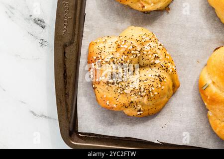 Warme, frisch gebackene Brezeln mit goldener Kruste und herzhaften Belägen Stockfoto