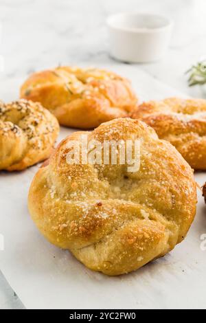 Warme, frisch gebackene Brezeln mit goldener Kruste und herzhaften Belägen Stockfoto