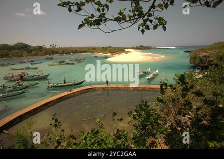 Ein Fischer, der auf einem Betonweg am Fischerstrand von Pero in Pero Batang Villlage, Kodi, Südwesten Sumbas, Ost-Nusa Tenggara, Indonesien steht. Stockfoto