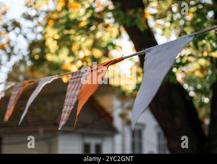 Farbenfrohe Girlanden-Fahnen winken im Wind für Herbstdekorationen Stockfoto