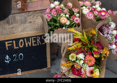 Bunte Blumensträuße zum Verkauf an einem Bauernmarkt Stockfoto