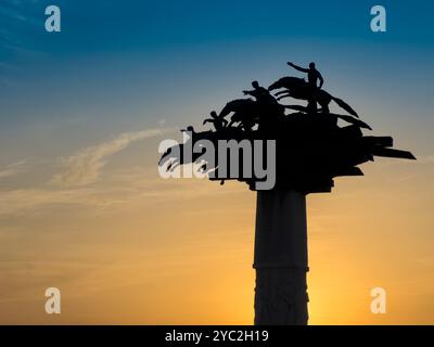 Izmir, Türkei - 3. Juli 2024: Die republikanische Baumstatue auf dem Izmir-Gundogdu-Platz Stockfoto