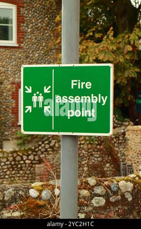 Ein Schild an der High Street an der North Norfolk Coast in Blakeney, Norfolk, England, Vereinigtes Königreich. Stockfoto