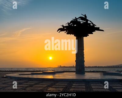 Izmir, Türkei - 3. Juli 2024: Die republikanische Baumstatue auf dem Izmir-Gundogdu-Platz Stockfoto