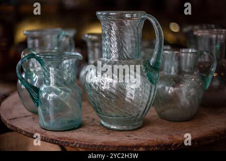 Handgeblasene Glaskollektion im Vintage-Krug Stockfoto