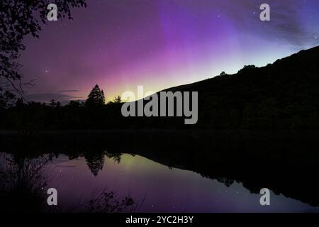 Nordlichter reflektieren auf dem Seewasser Stockfoto