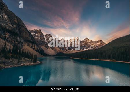 Berge und Moraine Lake in Banff, Alberta, Kanada bei Sonnenaufgang. Stockfoto