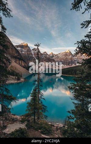 Berge und Moraine Lake in Banff, Alberta, Kanada bei Sonnenaufgang. Stockfoto