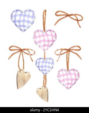 Set von Anhängern mit Herzen aus Stoff und Holz mit Jute-Seilen. Isolierte Komposition, handgezeichnet mit Aquarell auf weißem Hintergrund. Colle Stockfoto