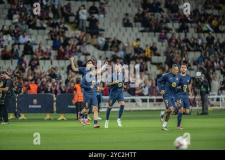 Barcelona, Spanien. Oktober 2024. Die Spieler des FC Barcelona wärmen sich während eines La Liga EA Sports Spiels zwischen dem FC Barcelona und Sevilla FC bei der Estadi Olimpic Lluís Company auf. Endstand: FC Barcelona 5:1 Sevilla FC Credit: SOPA Images Limited/Alamy Live News Stockfoto