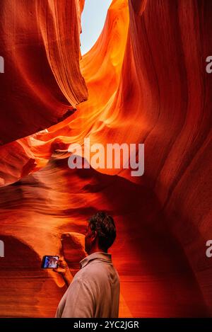 Besucher können die leuchtenden Sandsteinformationen des Lower Antelope Canyon bewundern. Stockfoto