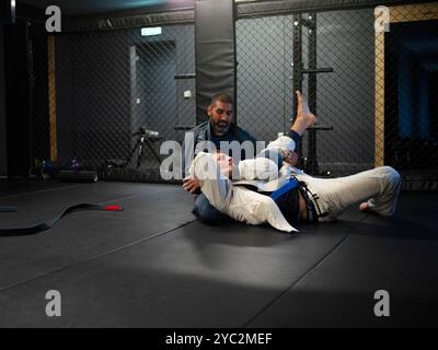 Brasilianischer Jiu Jitsu schwarzer Gürtel Sparring mit blauem Gürtel - BJJ Stockfoto