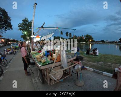 Thailändische essen nachts in Sukhothai, Thailand, Asien, in der Nähe eines traditionellen Marktes mit Street Food Stockfoto