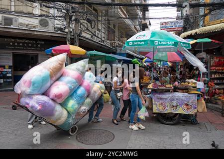 Lokaler Markt im Eachit-Gebiet von Bangkok, Thailand, Asien. Thailändische Geschäfte und asiatische Leute einkaufen. Reisen Sie in Südostasien Stockfoto