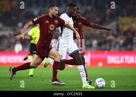 Rom, Italien. Oktober 2024. Bryan Cristante und Evan N’Dicka von Roma kämpfen um den Ball mit Marcus Thuram von der Internazionale während des italienischen Champions Stockfoto