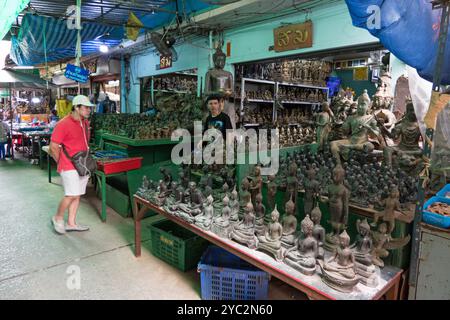 TA Prachan (Amulettmarkt) in Bangkok, Thailand, Asien. Thai-Shop, der Amulette, Gegenstände, Souvenirs verkauft. Reisen Sie in Südostasien Stockfoto