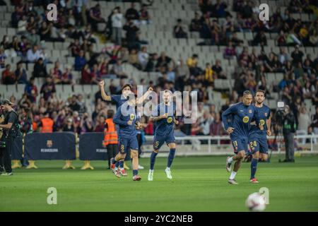 Barcelona, Spanien. Oktober 2024. Die Spieler des FC Barcelona wärmen sich während eines La Liga EA Sports Spiels zwischen dem FC Barcelona und Sevilla FC bei der Estadi Olimpic Lluís Company auf. Endstand: FC Barcelona 5:1 Sevilla FC (Foto: Felipe Mondino/SOPA Images/SIPA USA) Credit: SIPA USA/Alamy Live News Stockfoto