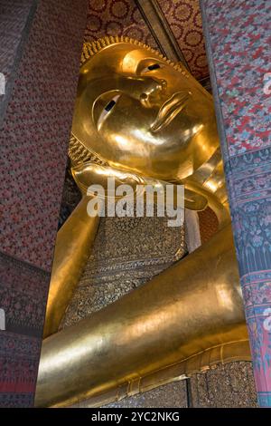 Blick auf den riesigen liegenden Buddha im Wat Pho, buddhistischer Tempelkomplex und Touristenziel in Bangkok, Thailand, Asien. Reisen Sie in Südostasien Stockfoto