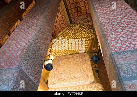 Blick auf den riesigen liegenden Buddha im Wat Pho, buddhistischer Tempelkomplex und Touristenziel in Bangkok, Thailand, Asien. Reisen Sie in Südostasien Stockfoto