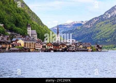 HALLSTATT, ÖSTERREICH - 18. MAI 2019: Das ist ein Blick auf die kleine Stadt am Ufer des Hallstattersees im Salzkammergut. Stockfoto