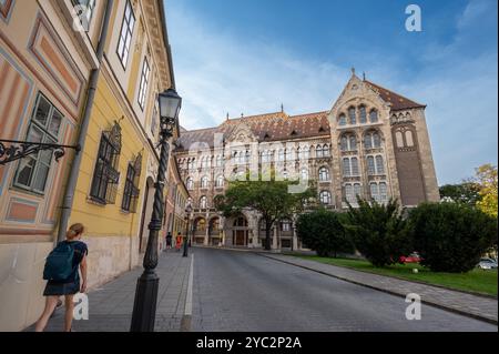 Budapest, Ungarn. August 2022. Perspektivische Aufnahme während eines Spaziergangs durch die Straßen von Pest. Die farbenfrohen Fassaden der Häuser säumen die Straße. In t Stockfoto