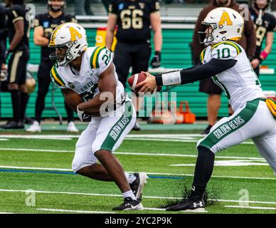 Edmonton, Kanada. Oktober 2024. Der Quarterback der University of Alberta Cade Labrecque (R) stellt eine Übergabe an Ope Oshinubi (L) in Canwest Football Action vor. University of Alberta Golden Bears 37 - 38 University of Manitoba Bisons (Foto: Ron Palmer/SOPA Images/SIPA USA) Credit: SIPA USA/Alamy Live News Stockfoto