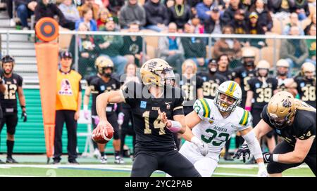 Edmonton, Kanada. Oktober 2024. Der Quarterback der University of Manitoba Bisons Jackson Tachinski sucht nach einem Rückspiel gegen die Golden Bears der University of Alberta. University of Alberta Golden Bears 37 - 38 University of Manitoba Bisons (Foto: Ron Palmer/SOPA Images/SIPA USA) Credit: SIPA USA/Alamy Live News Stockfoto