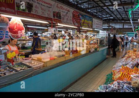 Thailändische Küche auf dem lokalen Markt von Chiang Mai, Thailand, Asien. Obst, Gemüse und traditionelles asiatisches Street Food zum Verkauf am Verkaufsstand. Leute, die einkaufen Stockfoto