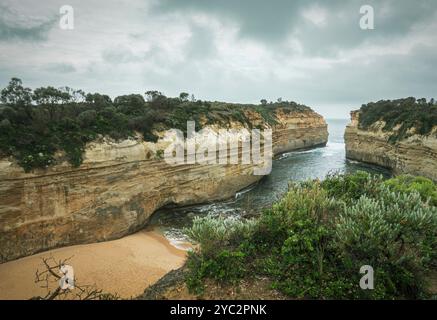 Bewölkter Tag am Loch Ard Gorge Lookout, Port Campbell National Park, Great Ocean Road, Victoria, Australien Stockfoto