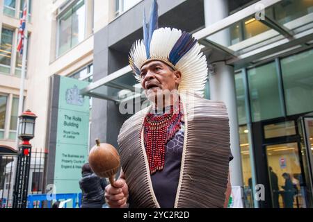 London, England, Großbritannien. Oktober 2024. Aktivisten protestieren vor dem High Court of Business and Property in London wegen der Katastrophe am Mariana-Damm in Brasilien, während die Eigentümer des Damms in einem Zivilprozess wegen ihrer Verantwortung für die Katastrophe vor Gericht gestellt werden. (Kreditbild: © Tayfun Salci/ZUMA Press Wire) NUR REDAKTIONELLE VERWENDUNG! Nicht für kommerzielle ZWECKE! Quelle: ZUMA Press, Inc./Alamy Live News Stockfoto