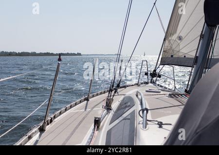 Segeln über die Ostsee an einem klaren, sonnigen Tag mit glitzerndem Wasser und einer wunderschönen Aussicht vom Deck, perfekt für ein friedliches nautisches Abenteuer. Stockfoto