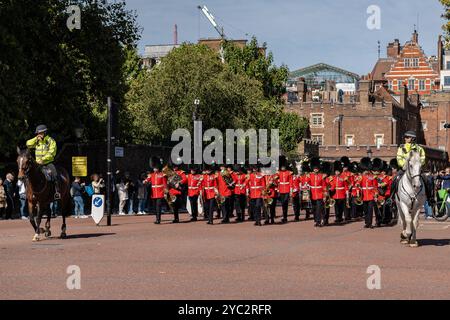 Walisische Wachen während eines Wachwechsels vor dem Buckingham Palace in London, England Stockfoto