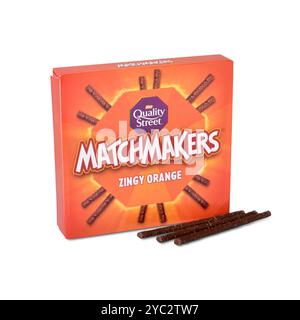 Schachtel mit Quality Street Matchmakers Schokoladensticks spritziger Orangengeschmack isoliert auf weiß mit Schnittpfad Stockfoto