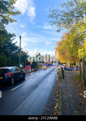 Baustellen mit Sicherheitsbarrieren und temporären Ampeln im Tilehurst-Gebiet in Reading, Großbritannien Stockfoto