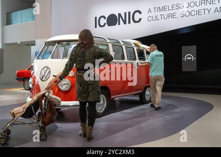 Kunst Kultur Architektur Ikonen Automobile VW 20.10.2024 Berlin Drive Volkswagen Group IKONEN im DRIVE Reise durch acht Jahrzehnte voller Geschichte u Stockfoto