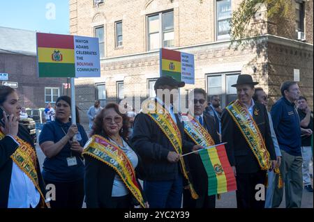 New York, Usa. Oktober 2024. Der Bürgermeister von New York City, Eric Adams, marschiert bei der Queens Bolivian Parade auf der 37th Avenue in New York City. Quelle: SOPA Images Limited/Alamy Live News Stockfoto