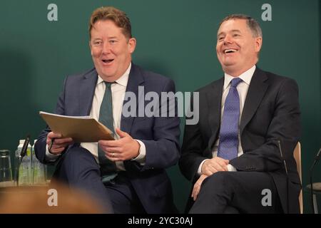 Wohnungsbauminister Darragh O'Brien (links) und Minister für öffentliche Ausgaben Paschal Donohoe während der Veröffentlichung des Dublin City Taskforce Report beim General Post Office in Dublin. Bilddatum: Montag, 21. Oktober 2024. Stockfoto