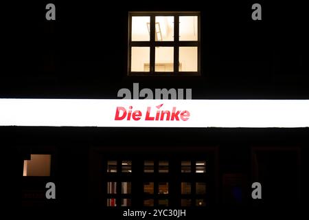 Die Linke DEU, Deutschland, Berlin, 11.10.2024 Schriftzug der Partei Linke am Eingang bei der Vorstellung waehrend einer Parteiveranstaltung zur Vorstellung der Kandidaten in der Parteizentrale der Partei die Linke in Berlin Deutschland. Die linke waehlt ihre neue Spitze auf einem Parteitag vom 18. bis zum 20. Oktober en: Zeichen der Linkspartei am Eingang bei der Einleitung einer Parteiveranstaltung zur Vorstellung der Kandidaten im Parteihauptsitz der Linkspartei in Berlin. Die Linke wird ihren neuen Führer auf einer Parteikonferenz vom 18. Bis 20. Oktober wählen Stockfoto