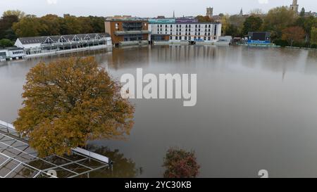 Eine Luftaufnahme mit einem überfluteten New Road Cricket Club in Worcester, dem Heimstadion von Worcestershire CCC. Die Hochwasserwarnungen blieben am Montag in ganz Großbritannien bestehen, nachdem Sturm Ashley seine Anwesenheit spürbar machte. Bilddatum: Montag, 21. Oktober 2024. Stockfoto