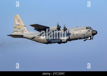 Lockheed Martin C-130H Hercules Transportflugzeug vom 186. Luftbrücke Montana Air Guard startet. Eindhoven, Niederlande - 20. September 2024 Stockfoto