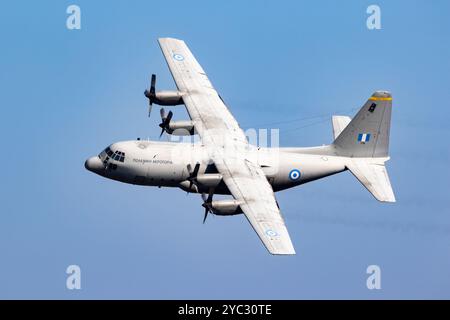 Hellenic (griechisch) Air Force Lockheed Martin C-130 Hercules Transportflugzeug von 356 MTM Elefsis im Flug. Ede, Niederlande - 21. September 2024 Stockfoto