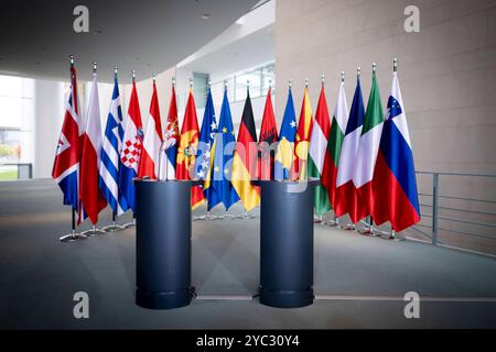 Berlin Process Summit 2024 DEU, Deutschland, Deutschland, Allemande, Berlin, 14.10.2024 Symbol Fahnen der teilnehmende Staaten und Pulte waehrend der Pressekonferenz im Anschluss an den Berliner Prozessgipfel Berlin Prozess zum Westbalkan 2024 im Bundeskanzleramt in Berlin Deutschland . Der Berliner Prozess ist eine 2014 gegruendete internationale Initiative, die Entwicklung in den sechs westlichen Balkanstaaten Albanien, Serbien, Montenegro, Kosovo, Nordmazedonien und Bosnien und Herzegowina in den Bereichen Zivilgesellschaft, Jugend und Wirtschaft gefördert. de: Symbolflaggen des Teilnehmers Stockfoto