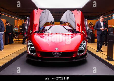 Alfa Romeo 33 Stradale (2025) Sportwagen auf dem Pariser Automobilsalon. Paris, Frankreich - 14. Oktober 2024 Stockfoto