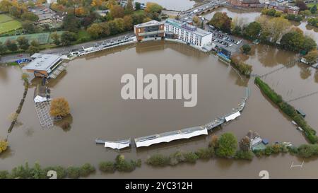 Eine Luftaufnahme mit einem überfluteten New Road Cricket Ground in Worcester, dem Heimstadion von Worcestershire CCC. Die Hochwasserwarnungen blieben am Montag in ganz Großbritannien bestehen, nachdem Sturm Ashley seine Präsenz spürbar machte. Bilddatum: Montag, 21. Oktober 2024. Stockfoto