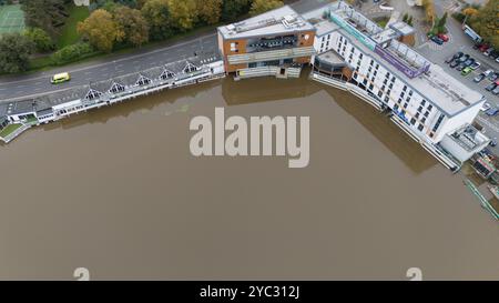 Eine Luftaufnahme mit einem überfluteten New Road Cricket Ground in Worcester, dem Heimstadion von Worcestershire CCC. Die Hochwasserwarnungen blieben am Montag in ganz Großbritannien bestehen, nachdem Sturm Ashley seine Präsenz spürbar machte. Bilddatum: Montag, 21. Oktober 2024. Stockfoto