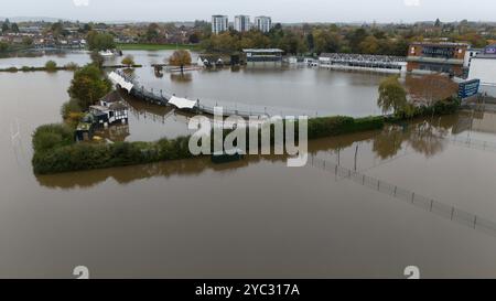 Eine Luftaufnahme mit einem überfluteten New Road Cricket Ground in Worcester, dem Heimstadion von Worcestershire CCC. Die Hochwasserwarnungen blieben am Montag in ganz Großbritannien bestehen, nachdem Sturm Ashley seine Präsenz spürbar machte. Bilddatum: Montag, 21. Oktober 2024. Stockfoto