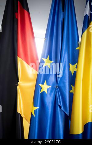 Europäische Union, Berlin Process Summit 2024 DEU, Deutschland, Deutschland, Allemande, Berlin, 14.10.2024 Symbol Klammer an den Fahnen von Deutschland und der Europaeischen Union EU waehrend der Pressekonferenz im Anschluss an den Berliner Prozessgipfel Berlin Prozess zum Westbalkan 2024 im Bundeskanzleramt in Berlin Deutschland . Der Berliner Prozess ist eine 2014 gegruendete internationale Initiative, die Entwicklung in den sechs westlichen Balkanstaaten Albanien, Serbien, Montenegro, Kosovo, Nordmazedonien und Bosnien und Herzegowina in den Bereichen Zivilgesellschaft, Jugend und Wirtscha Stockfoto