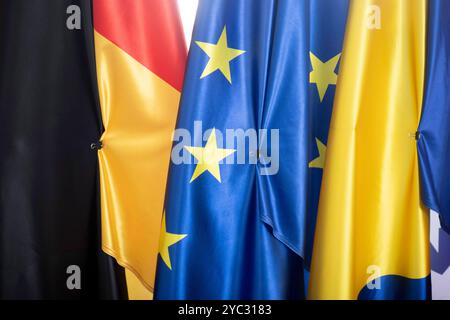 Europäische Union, Berlin Process Summit 2024 DEU, Deutschland, Deutschland, Allemande, Berlin, 14.10.2024 Symbol Klammer an den Fahnen von Deutschland und der Europaeischen Union EU waehrend der Pressekonferenz im Anschluss an den Berliner Prozessgipfel Berlin Prozess zum Westbalkan 2024 im Bundeskanzleramt in Berlin Deutschland . Der Berliner Prozess ist eine 2014 gegruendete internationale Initiative, die Entwicklung in den sechs westlichen Balkanstaaten Albanien, Serbien, Montenegro, Kosovo, Nordmazedonien und Bosnien und Herzegowina in den Bereichen Zivilgesellschaft, Jugend und Wirtscha Stockfoto