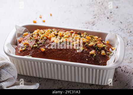Marokkanischer Kuchen mit Orangen- und Nusspistazie. Stockfoto